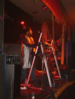 Kissmet keyboard player